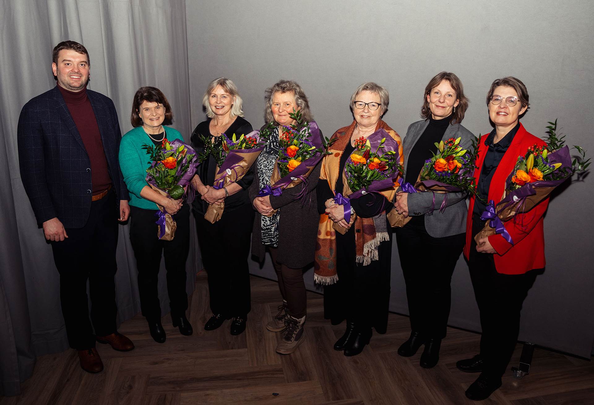 Ásmundur Einar Daðason, mennta- og barnamálaráðherra, ásamt styrkþegum: Jóhanna Thelma Einarsdóttir, Sigríður Ólafsdóttir, Freyja Hreinsdóttir, Anna Kristín Sigurðardóttir, Fríða Bjarney Jónsdóttir (f.h. Hermínu Gunnþórsdóttur) og Kolbrún Þorbjörg Pálsdóttir - mynd