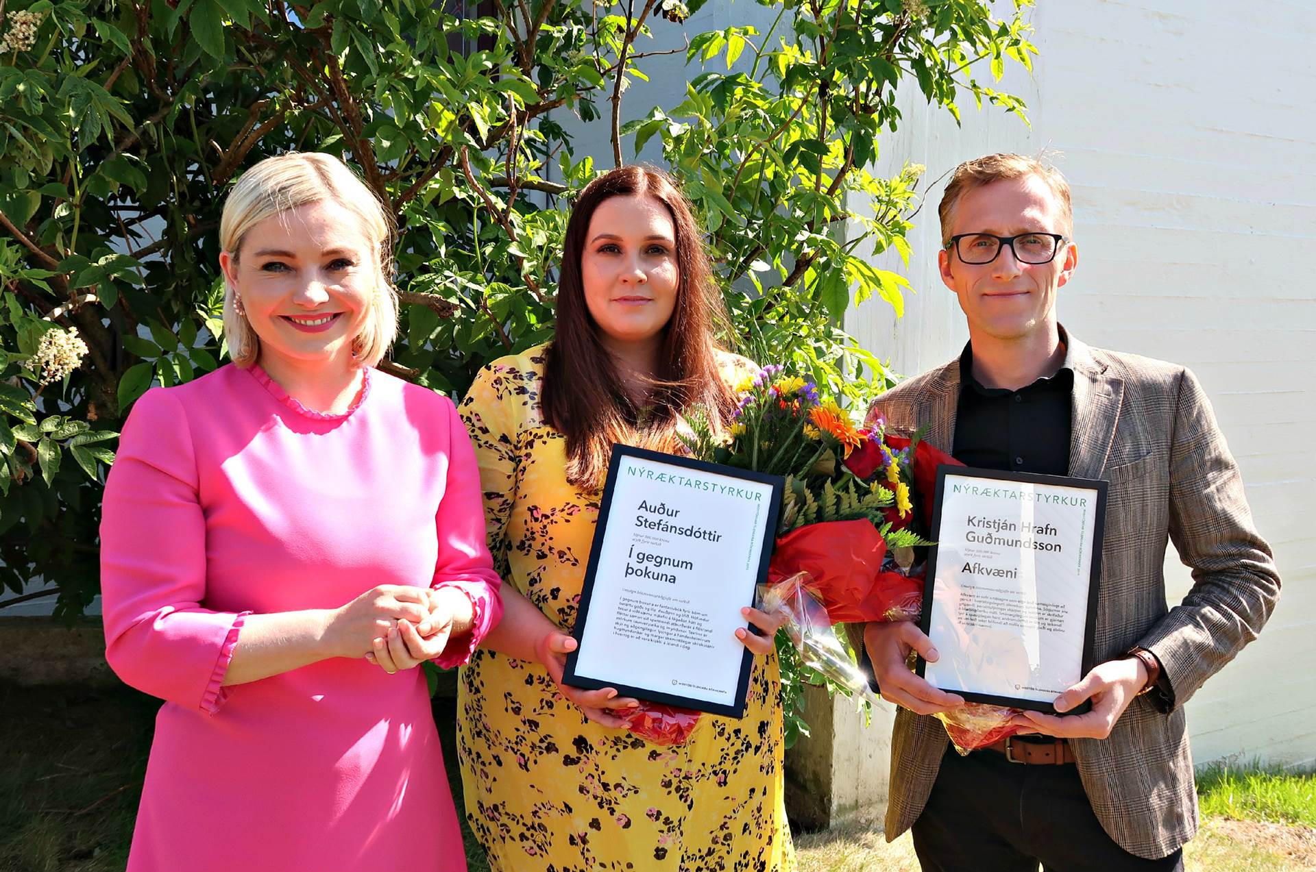 Lilja Alfreðsdóttir mennta- og menningarmálaráðherra ásamt Auði Stefánsdóttur og Kristjáni Hrafni Guðmundssyni sem hlutu nýræktarstyrki Miðstöðvar íslenskra bókmennta árið 2019.  - mynd