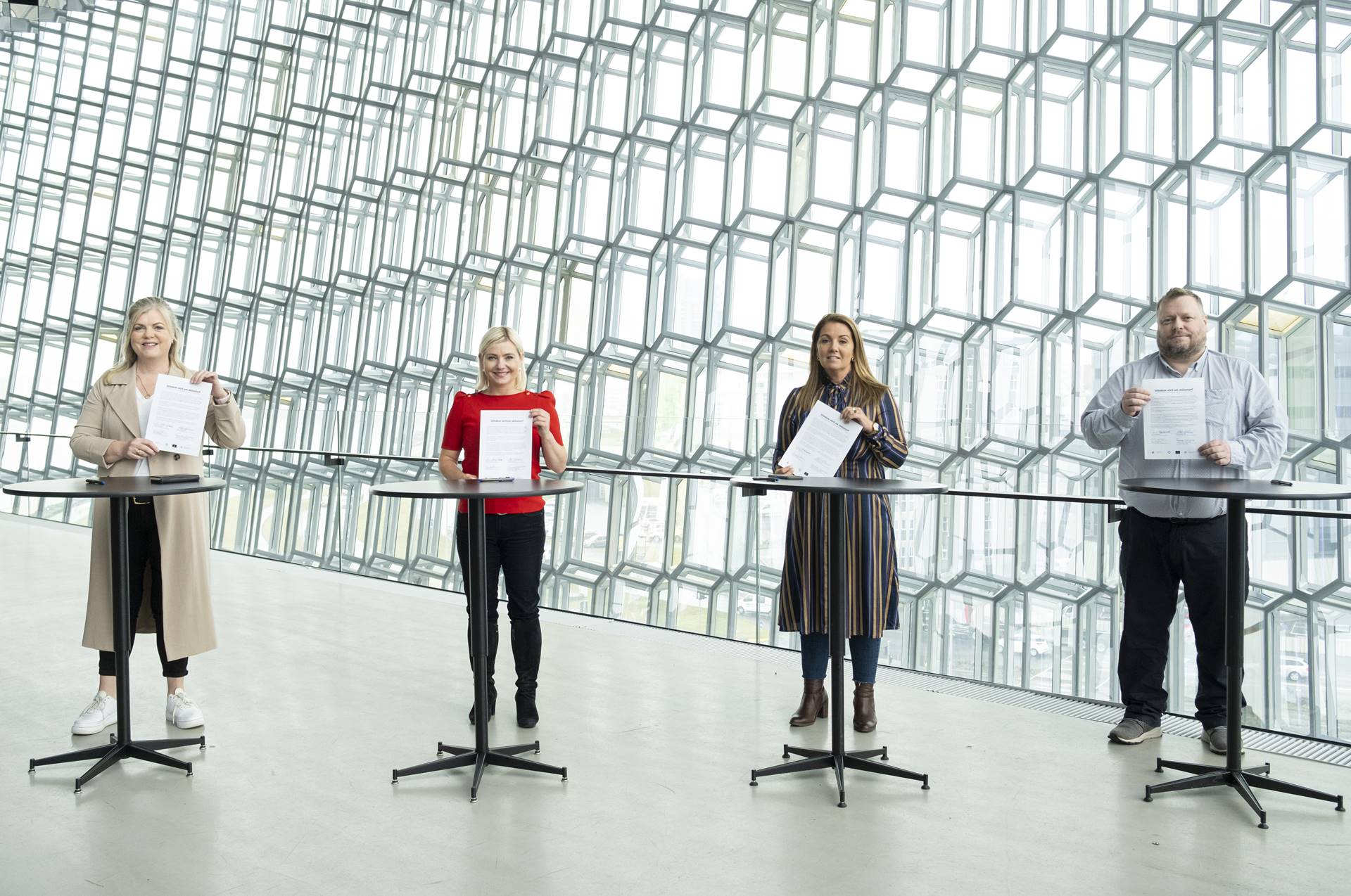 Aldís Hafsteinsdóttir formaður Sambands íslenskra sveitarfélaga, Lilja Alfreðsdóttir mennta- og menningarmálaráðherra, Fanney Dóróthe Halldórsdóttir formaður Grunns – félags fræðslustjóra og stjórnenda og Ragnar Þór Pétursson formaður Kennarasambands Íslands undirrituðu viljayfirlýsinguna í dag.  - mynd