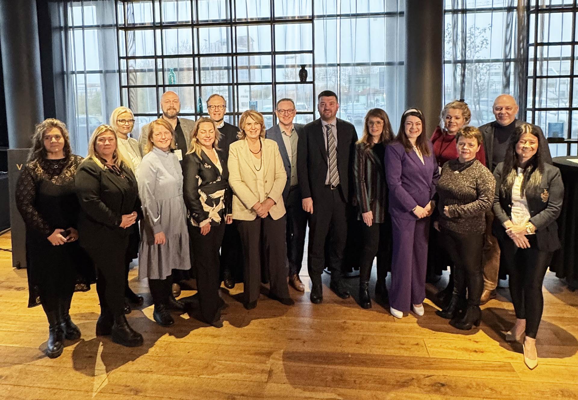 Mennta- og barnamálaráðherra, ásamt stjórnendum landshlutasamtaka sveitarfélaga: Dagmar Ýr Stefánsdóttir, Berglind Harpa Svavarsdóttir, Sigríður Ó. Kristjánsdóttir, Jóhanna Ösp Einarsdóttir, Páll Snævar Brynjarsson, Guðveig Eyglóardóttir, Páll Björgvin Guðmundsson, Regína Ásvaldsdóttir, Katrín M. Guðjónsdóttir, Bjarni Guðmundsson, Anton Kári Halldórsson, Albertína Friðbjörg Elíasdóttir, Lára Halldóra Eiríksdóttir, Berglind Kristinsdóttir og Halldóra Fríða Þorvaldsdóttir - mynd