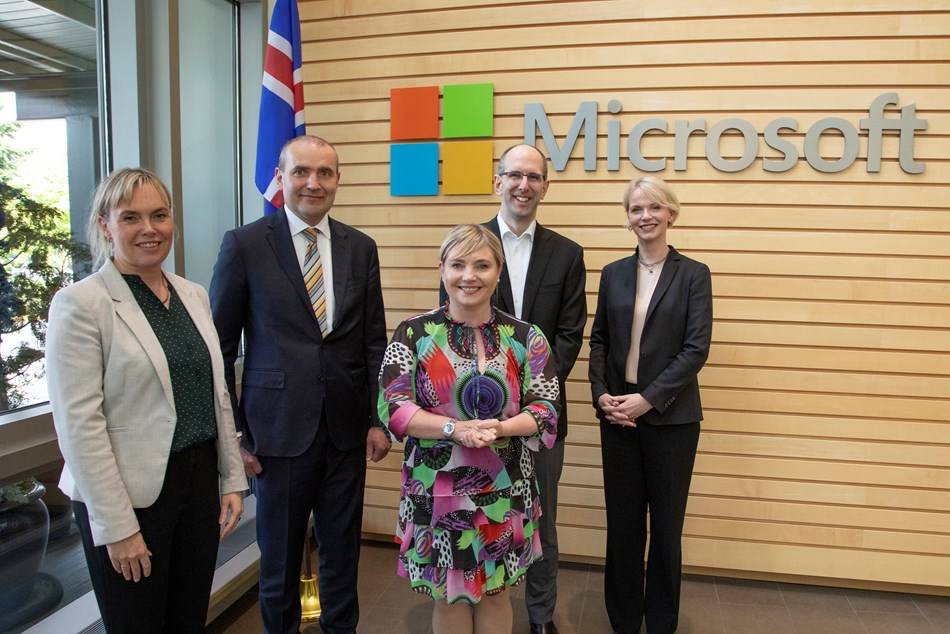 Forseti Íslands, Guðni Th. Jóhannesson, Lilja Dögg Alfreðsdóttir, menningar- og viðskiptaráðherra, Scott Guthrie, aðstoðarframkvæmdastjóri Microsoft Cloud og AI Group, Stefanía G. Halldórsdóttir, formaður stjórnar Almannaróms og Jóhanna Vigdís Guðmundsdóttir framkvæmdastjóri Almannaróms. - mynd