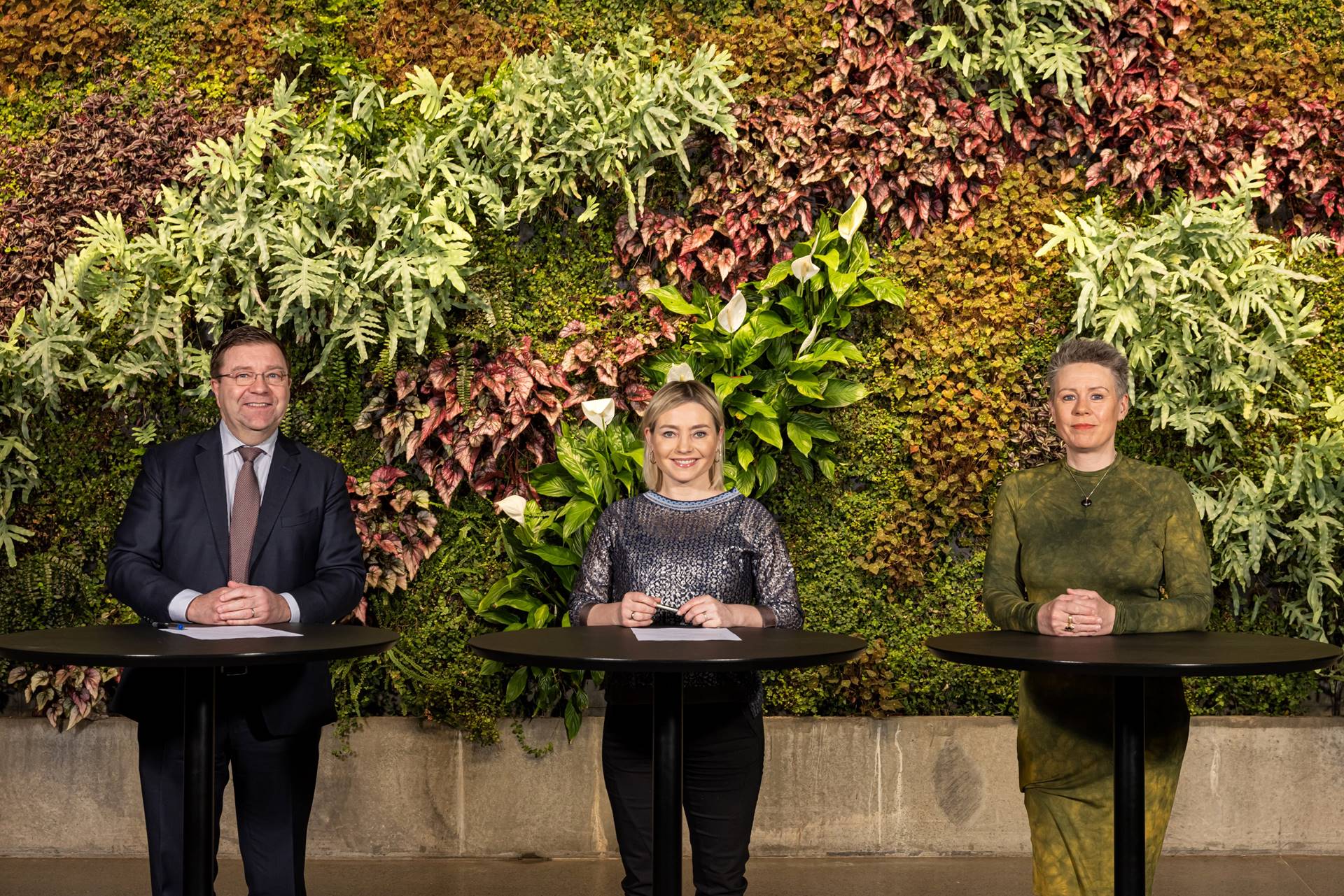 Pétur Þ. Óskarsson, framkvæmdastjóri Íslandsstofu, Lilja Dögg Alfreðsdóttir, ferðamálaráðherra og Bjarnheiður Hallsdóttir, formaður Samtaka ferðaþjónustunnar í Grósku við undirritun samningsins. - mynd