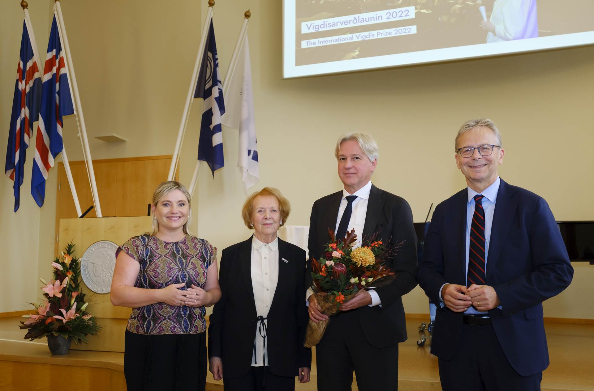 Juergen Boos ásamt Vigdísi Finnbogadóttur, fyrrverandi forseta Íslands, Lilju Alfreðsdóttur menningar- og viðskiptaráðherra og Jóni Atla Benediktssyni, rektor Háskóla Íslands. - mynd