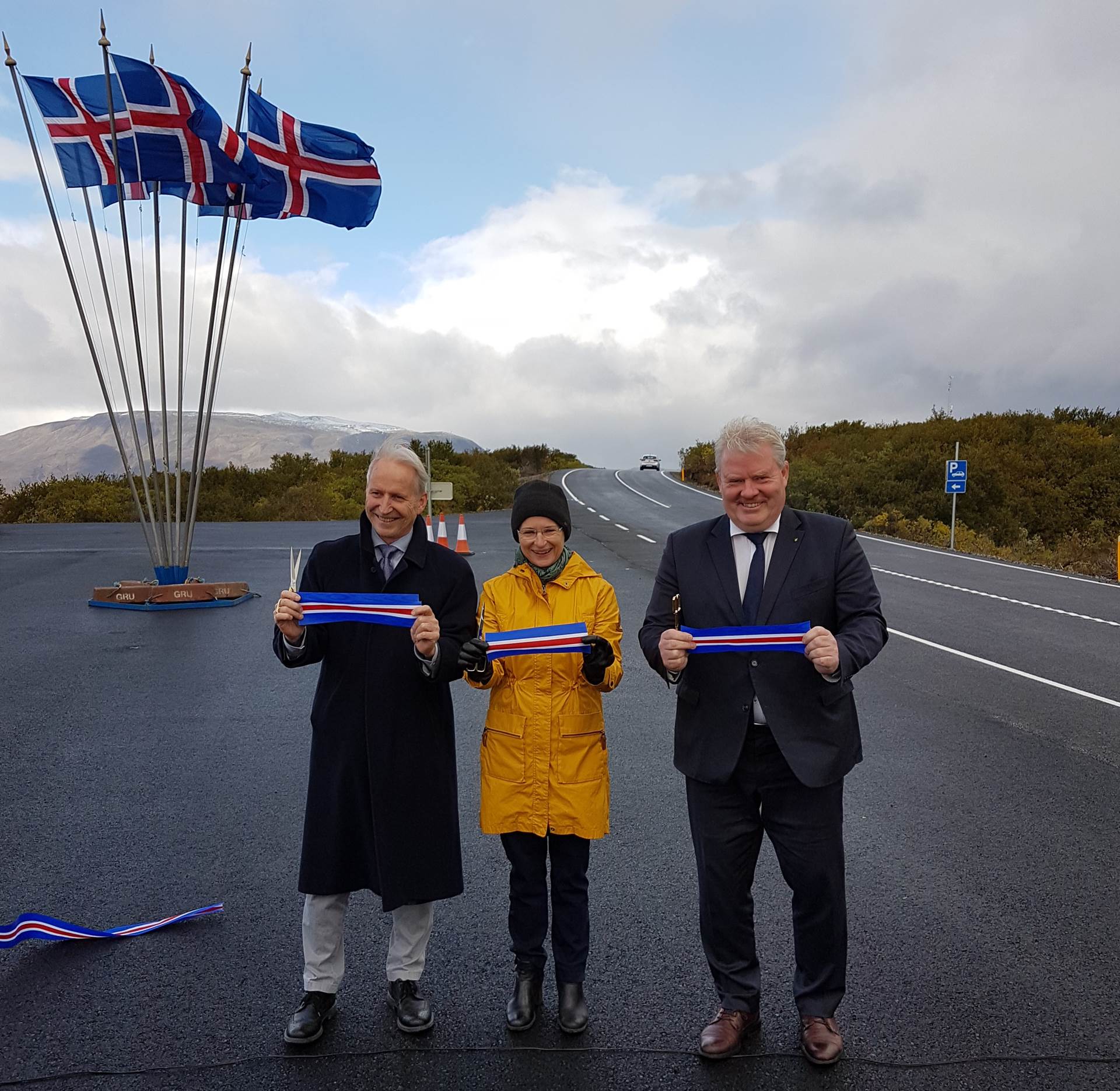 Ari Trausti Guðmundsson, formaður Þingvallanefndar, Bergþóra Þorkelsdóttir, forstjóri Vegagerðarinnar, og Sigurður Ingi Jóhannsson, samgöngu- og sveitarstjórnarráðherra opnuðu Þingvallaveg formlega í dag. - mynd