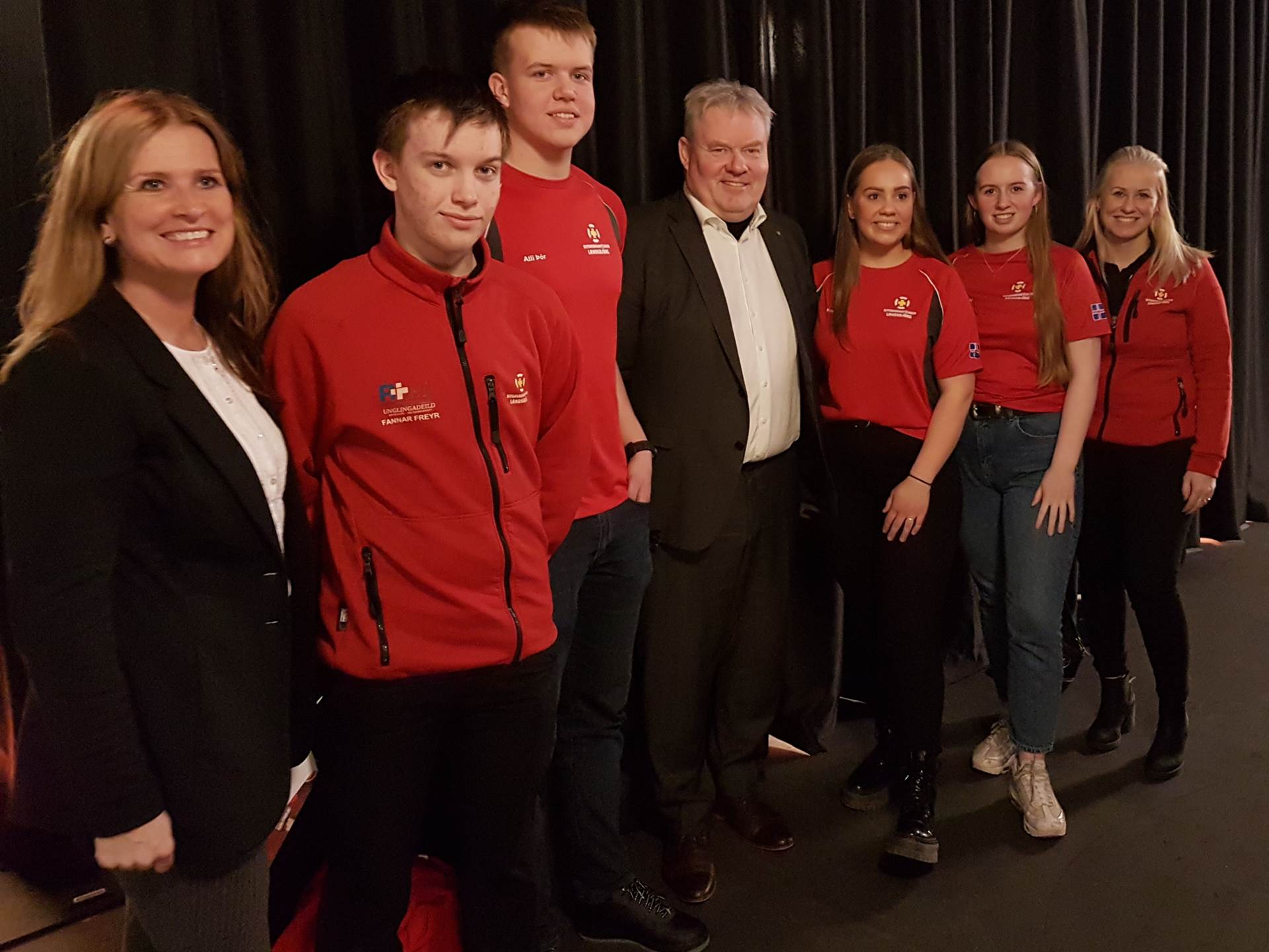 Fjögur íslensk ungmenni taka þátt í ráðstefnu YOURS. Frá vinstri: Kolbrún Guðný Þorsteinsdóttir, starfsmaður Samgöngustofu, Fannar Freyr Atlason, Atli Þór Jónsson, Sigurður Ingi Jóhannsson, Karín Óla Eiríksdóttir, Embla Líf Hallsdóttir og Helena Dögg Magnúsdóttir, starfsmaður Landsbjargar. - mynd