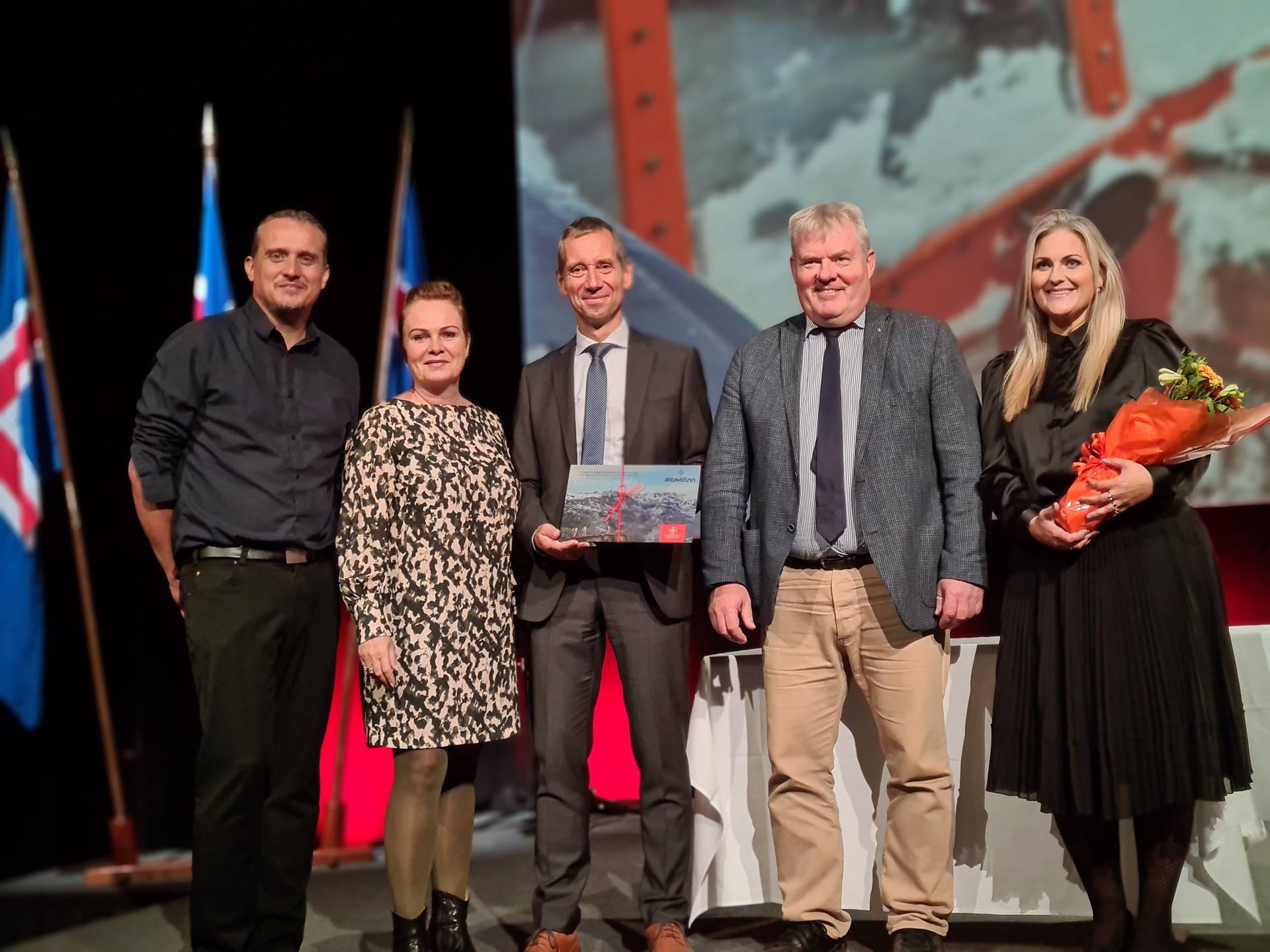 Starfsfólk Samgöngustofu við afhendingu Áttavitans. F.v.: Gunnar Geir Gunnarsson, Kristín Helga Markúsdóttir, Jón Gunnar Jónsson, Sigurður Ingi Jóhannsson og Hildur Guðjónsdóttir. - mynd