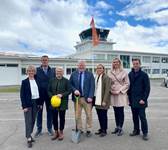 Frá athöfninni þegar fyrsta skóflustungan var tekin að viðbyggingu við flugstöðinni á Akureyri. - mynd