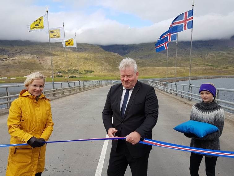 Sigurður Ingi Jóhannsson, samgöngu- og sveitarstjórnarráðherra, og Bergþóra Þorkelsdóttir, forstjóri Vegagerðarinnar, klippa borða og opna nýjan vegarkafla í botni Berufjarðar. Þeim til aðstoðar var Anna Jóna Eðvarðsdóttir frá Hvannabrekku í Berufirði. - mynd