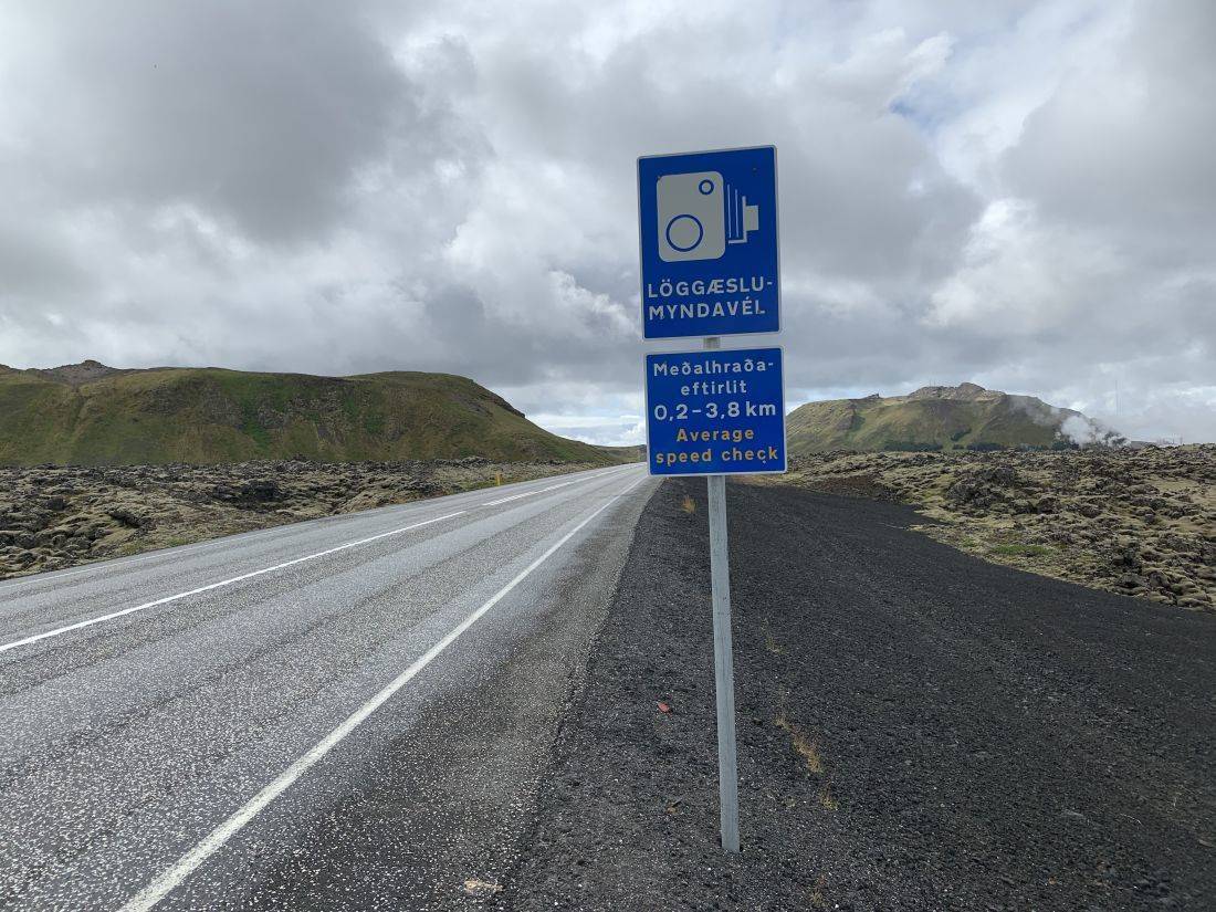 Skilti um sjálftvirkt meðalhraðaeftirlit í Grindavík. - mynd