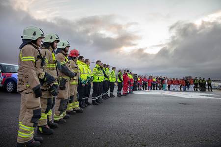 Fulltrúar viðbragðsaðila stóðu heiðursvörð á þyrlupallinum.