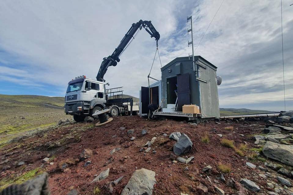 Nýtt rafstöðvarhús sett niður við fjarskiptastöð við Sjónarhóla skammt hjá Sólheimajökli. - mynd