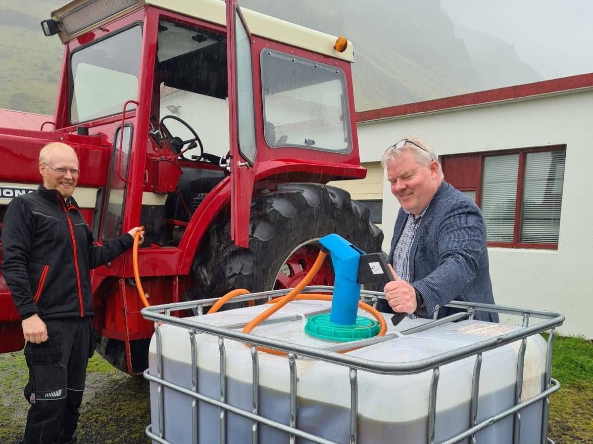 Sigurður Ingi Jóhannsson, samgöngu- og sveitarstjórnarráðherra, dælir lífdísil úr repjuolíu á traktor á bænum Þorvaldseyri. - mynd