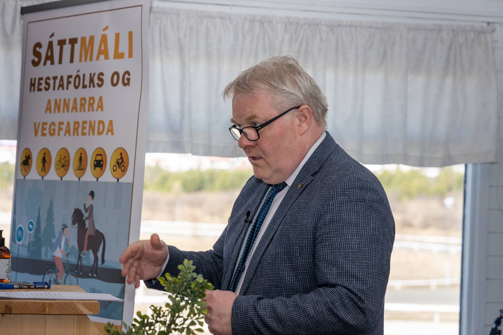 Sigurður Ingi Jóhannsson, samgöngu- og sveitarstjórnarráðherra, flytur ávarp við undirritun sáttmála milli hestafólks og annarra vegfarenda um umferðaröryggi. - mynd