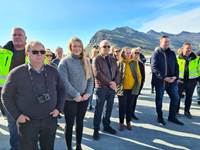 Gestir á opnunarathöfn Vegagerðarinnar á nýju brúnni yfir Steinavötn. - mynd