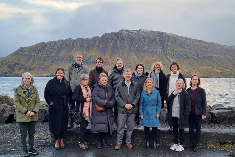 Stýrihópur Stjórnarráðsins um byggðamál, oftast kölluð sóknarnefndin, í heimsókn í Neskaupstað og með Hellisfjarðarmúla í baksýn, en Múlinn samvinnuhús heitir eftir fjallinu. - mynd