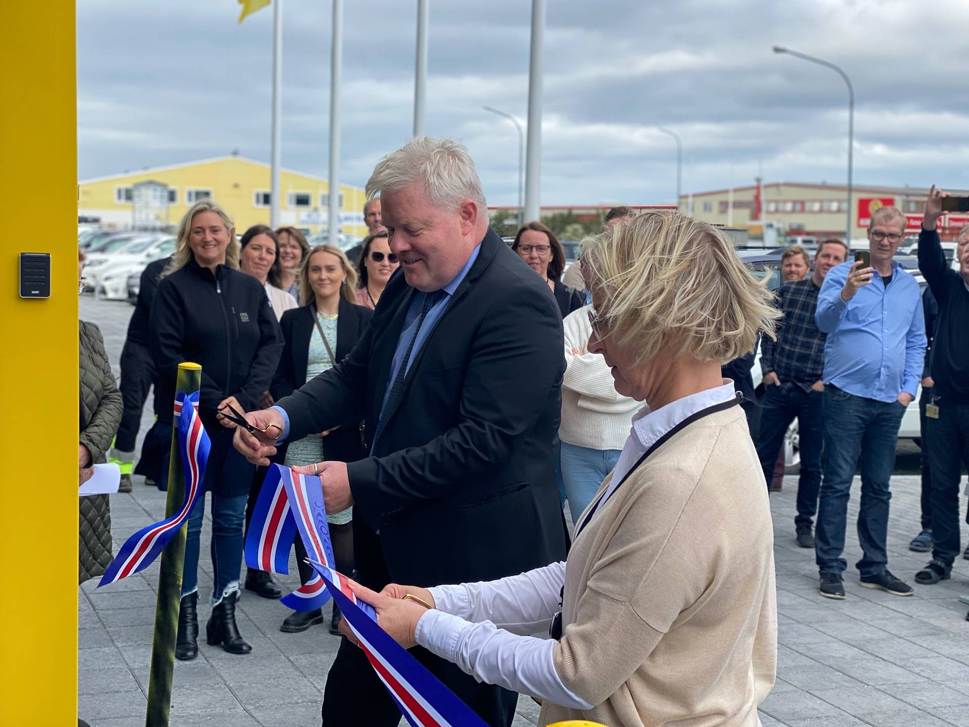 Sigurður Ingi Jóhannsson, samgöngu- og sveitarstjórnarráðherra, og Bergþóra Þorkelsdóttir, forstjóri Vegagerðarinnar, klippa á borða fyrir utan ný húsakynni. - mynd