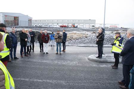 Hreinn Haraldsson sagði nokkur orð í upphafi athafnarinnar og þakkaði meðal annars fyrrverandi samgöngu- og sveitarstjórnarráðherra fyrir hlut hans í að koma verkinu af stað.