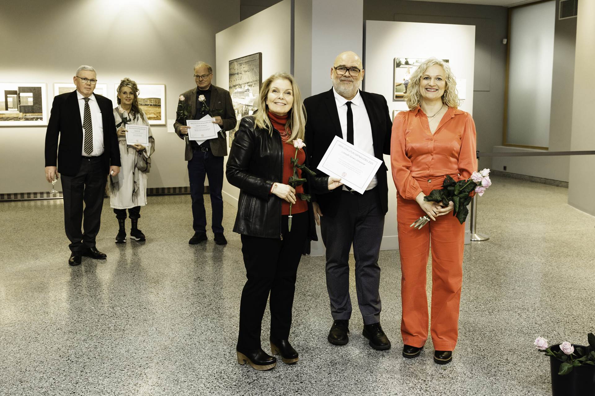 Vilhjálmur Bjarnason, formaður Safnaráðs, Hanna Hlíf Bjarnadóttir hjá Listasafni ASÍ og Lýður Pálsson, safnstjóri Byggðasafns Árnesinga. Framar á mynd: Alma Dís Kristinsdóttir, safnstjóri Listasafns Einars Jónsonar, Logi og Þóra Björk Ólafsdóttir, framkvæmdastjóri Safnaráðs. - mynd
