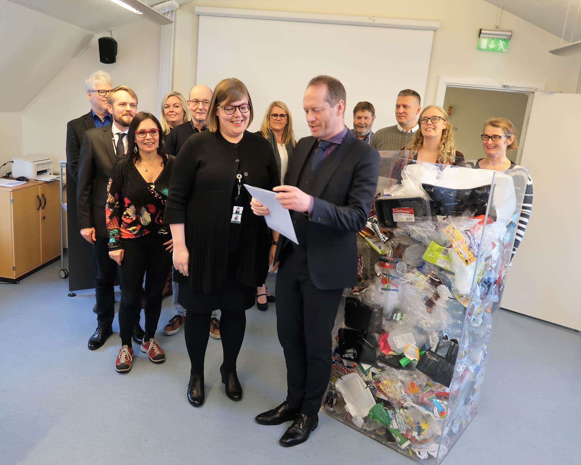 Hópurinn sem skipaði Samráðsvettvang í plastmálefnum afhenti Guðmundi Inga Guðbrandssyni, umhverfis- og auðlinndaráðherra tillögur sínar í dag. - mynd