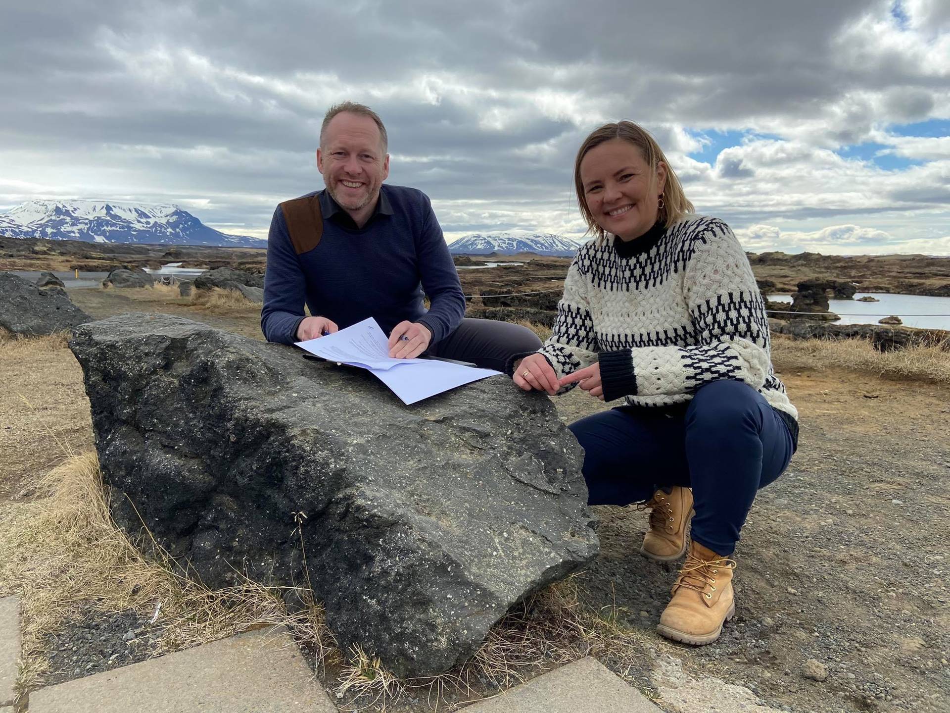 Guðmundur Ingi Guðbrandsson, umhverfis- og auðlindaráðherra og Hilda Jana Gísladóttir, formaður SSNE skrifuðu undir samninginn á Mývatni í dag.  - mynd