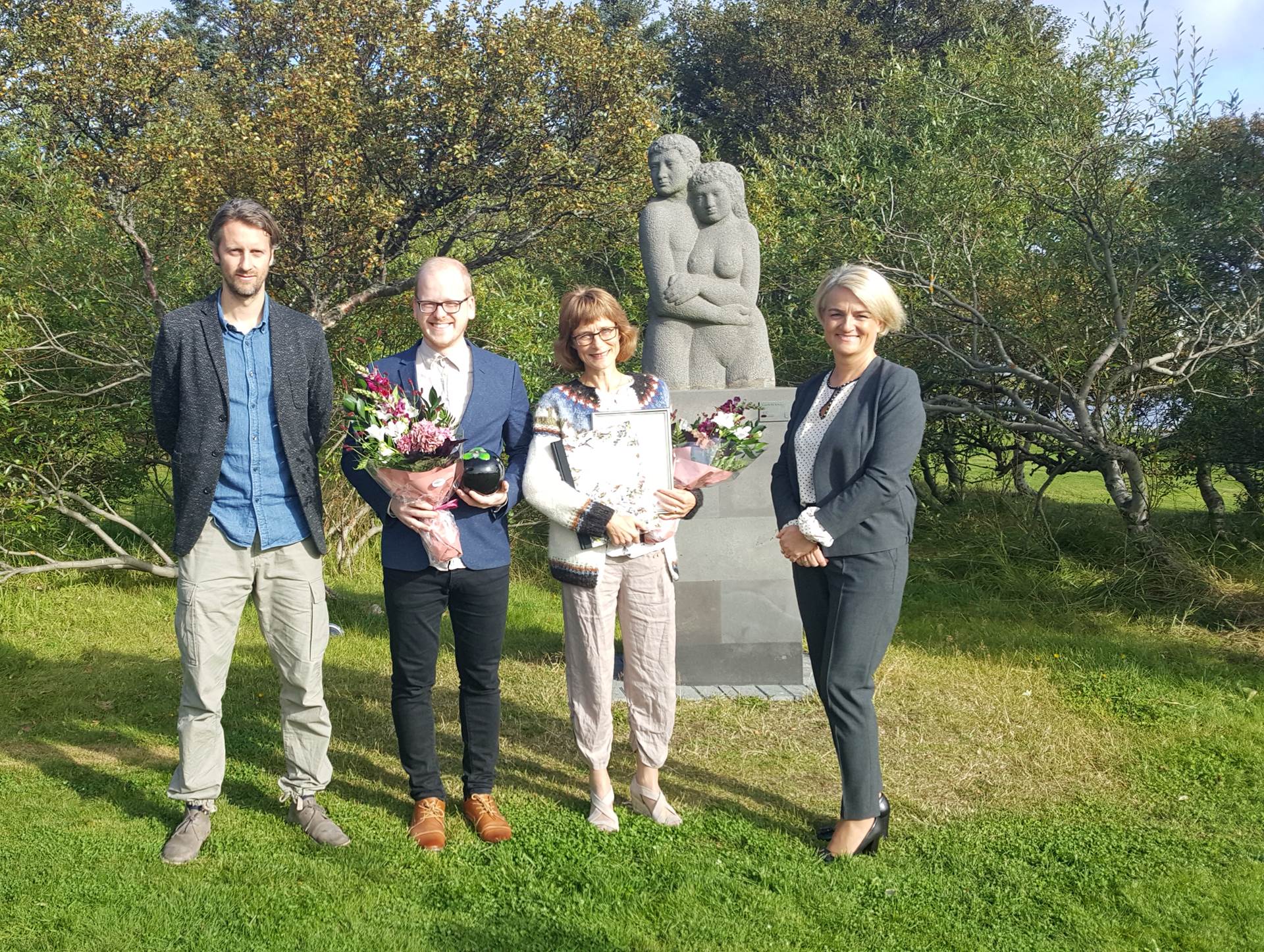 Frá afhendingu verðlaunanna í dag. F.v. Steinar Kaldal, aðstoðarmaður ráðherra, Ævar Þór Benediktsson, Sigþrúður Jónsdóttir og Sigríður Auður Arnardóttir, ráðuneytisstjóri í umhverfis- og auðlindaráðuneyti. - mynd