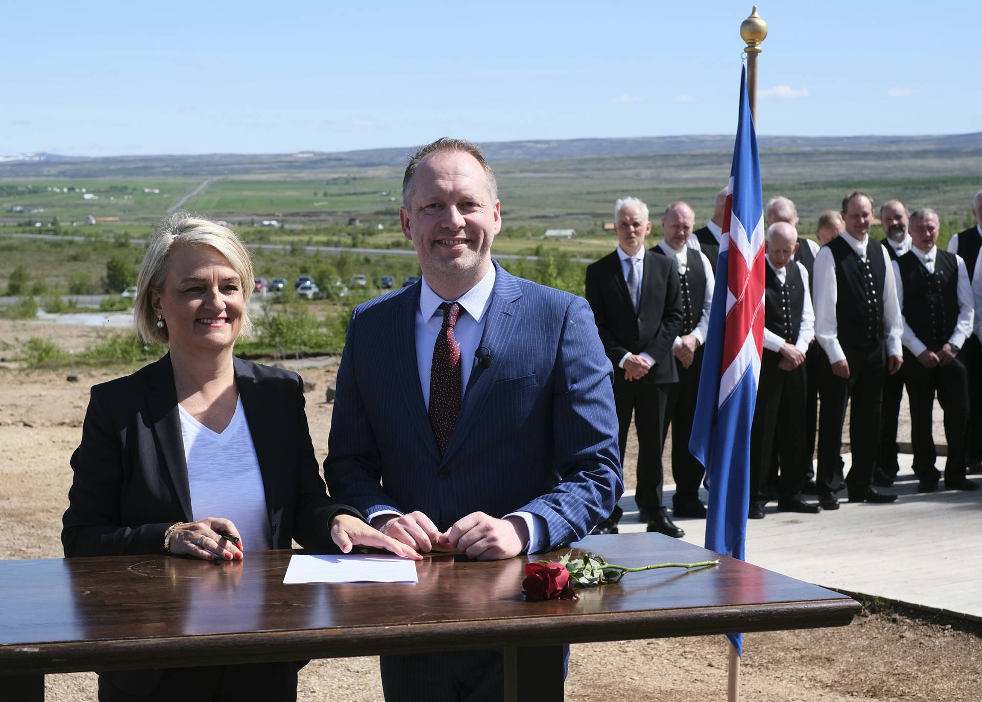 Guðmundur Ingi Guðbrandsson, umhverfis- og auðlindaráðherra og Sigríður Auður Arnardóttir ráðuneytisstjóri undirrituðu friðlýsinguna. - mynd