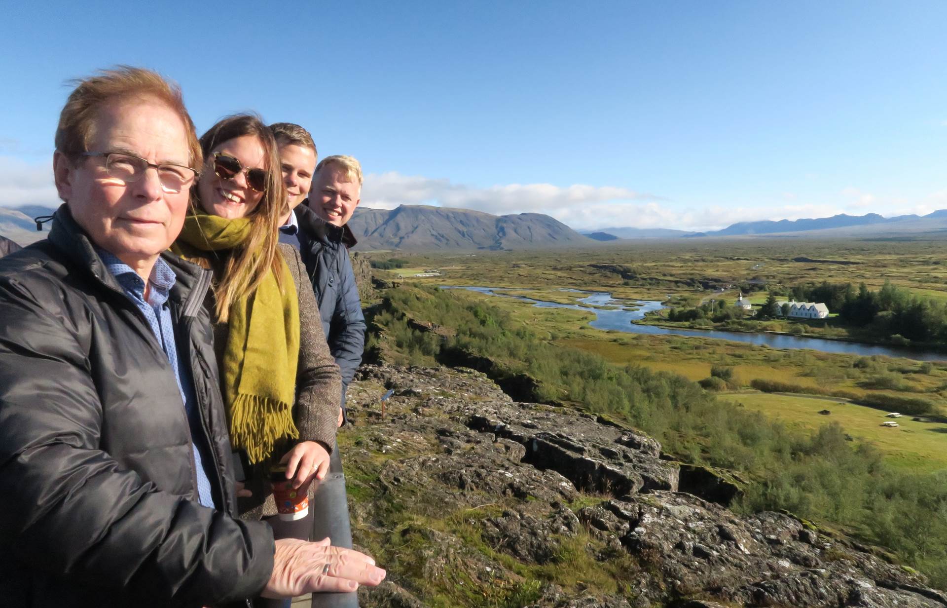 Ráðherra heimsótti Þingvelli í blíðskaparveðri. F.v. Ólafur Örn Haraldsson þjóðgarðsvörður, Björt Ólafsdóttir umhverfis- og auðlindaráðherra, Vilhjálmur Árnason formaður Þingvallanefndar og Einar Á. E. Sæmundssen fræðslufulltrúi Þjóðgarðsins á Þingvöllum.  - mynd