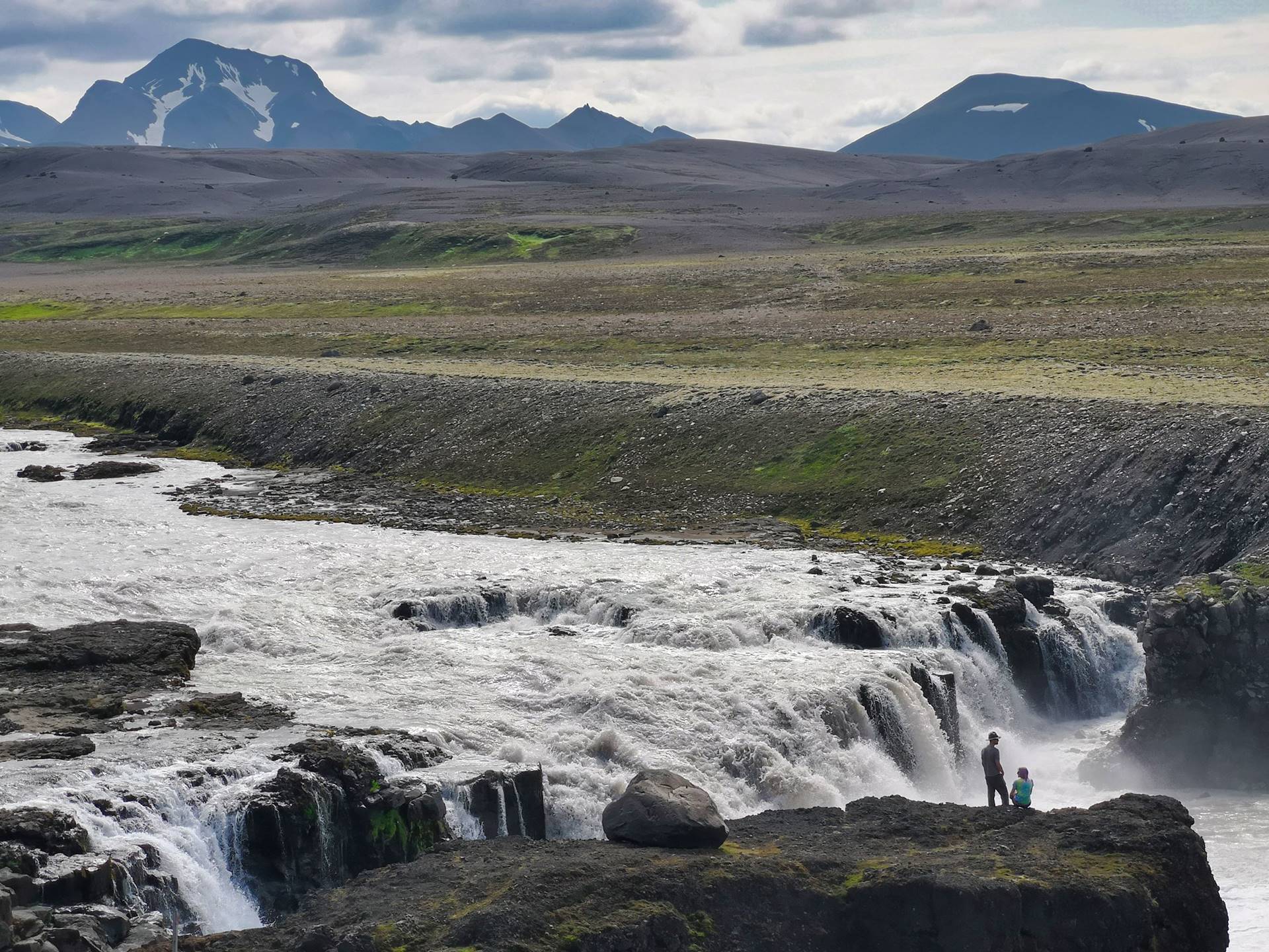 Ferðamenn við Gýgjarfoss í Jökulfalli á Kili. - mynd