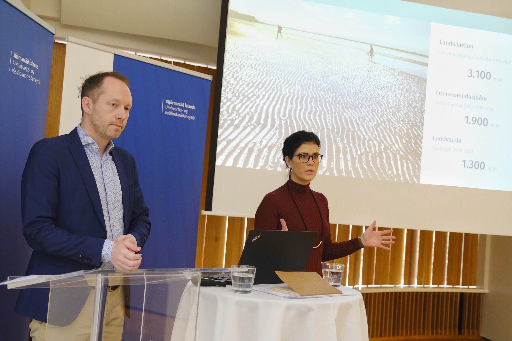 Guðmundur Ingi Guðbrandsson, umhverfis- og auðlindaráðherra og Þórdís Kolbrún R. Gylfadóttir ferðamálaráðherra kynntu úthlutun úr Landsáætlun og Framkvæmdasjóði ferðamannastaða í dag.  - mynd