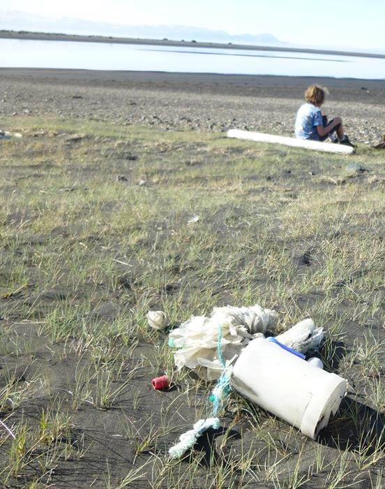 Plast er m.a. til vandræða í höfum og á ströndum. - mynd