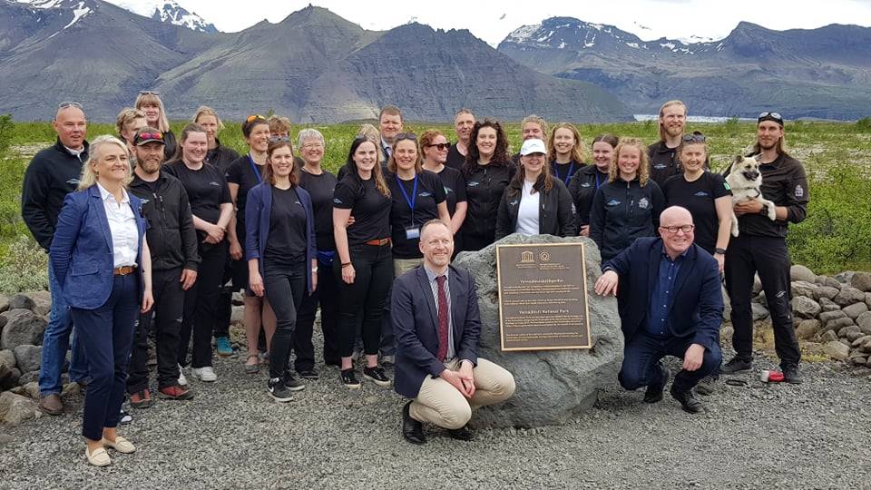 Ráðherra og ráðuneytistjóri ásamt starfsfólki Vatnajökulsþjóðgarðs. - mynd