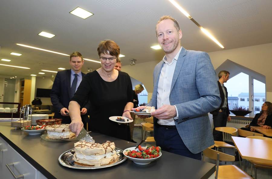 Í tilefni afhendingu skýrslunnar var boðið upp á köku með kaffinu.