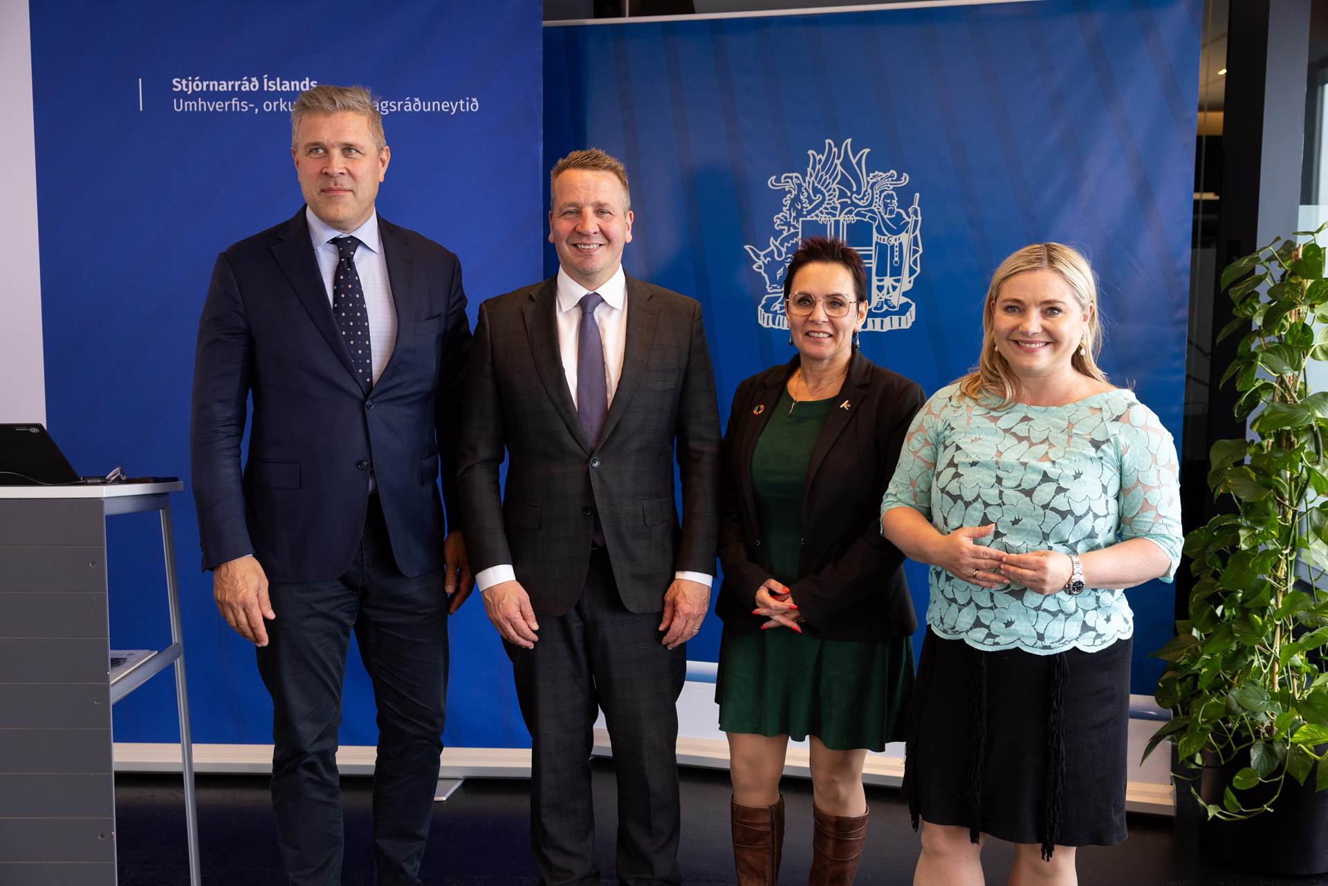 Bjarni Benediktsson forsætisráðherra, Guðlaugur Þór Þórðarson, umhverfis-, orku- og loftslagsráðherra, Bjarkey Olsen Gunnarsdóttir matvælaráðherra og Lilja Alfreðsdóttir menningar- og viðskiptaráðherra kynna uppfærða útgáfu aðgerðaáætlunar í loftslagsmálum.  - mynd
