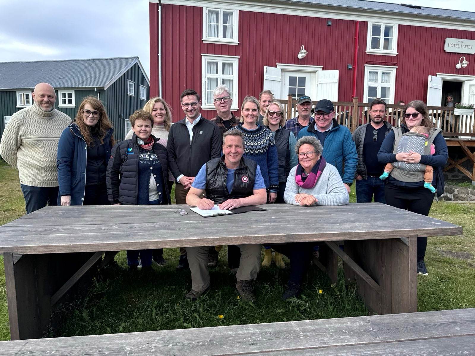 Guðlaugur Þór Þórðarson, umhverfis-, orku- og loftslagsráðherra með fulltrúum stýrihóps um Framtíðarmöguleika Breiðafjarðar, Breiðafjarðarnefndar, Sambands sveitarfélaga á Vesturlandi, Fjórðungssambands Vestfjarða, Náttúrufræðistofnunar, Náttúrustofu Vesturlands, bæjarstjóra Stykkishólmsbæjar, ásamt fleirum. - mynd