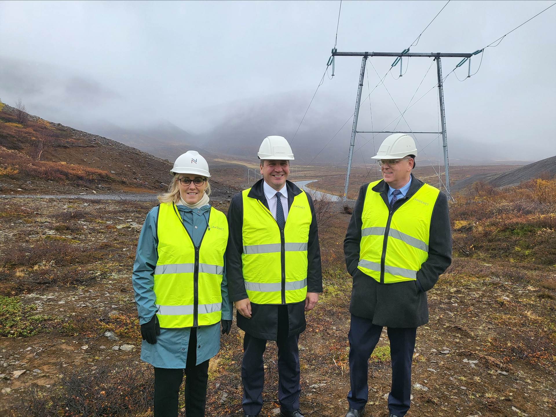 Guðlaugur Þór Þórðarson, umhverfis-, orku- og loftslagsráðherra ásamt Sigrúnu Jakobsdóttur stjórnarformanni og Guðmundi Inga Ásmundssyni forstjóra Landsnets. - mynd