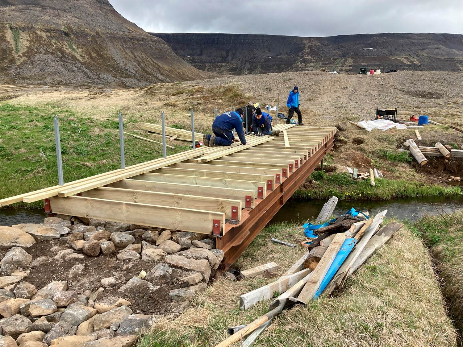 Brú í byggingu yfir Staðará á Hornströndum. - mynd