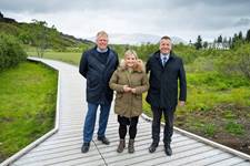 Þjóðgarðsvörður og ráðherrar á Búðarstíg sem opnaði nýlega. - mynd
