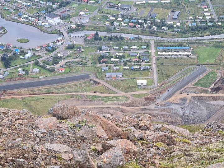 : Uppbygging varnargarða undir Bjólfi á Seyðisfirði, haustið 2024. Verktaki: Héraðsverk. Ljósmynd: KMH