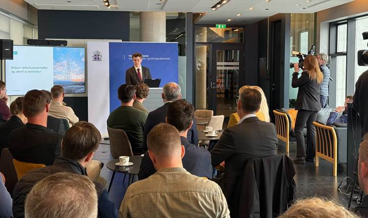 Jóhann Páll Jóhannsson umhverfis-, orku- og loftslagsráðherra, við kynningu á skýrslu um þróun raforkukostnaðar