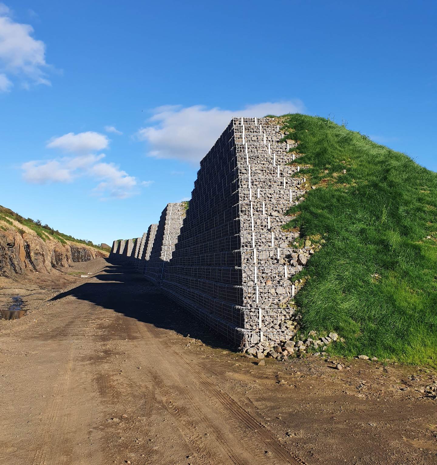 Keilur ofan varnargarðs undir Urðarbotni, Neskaupstað. - mynd