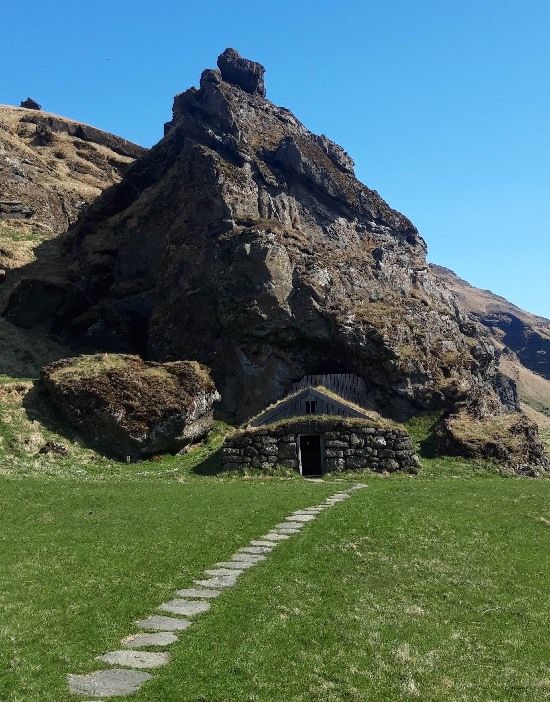 Rútshellir undir Eyjafjöllum. - mynd