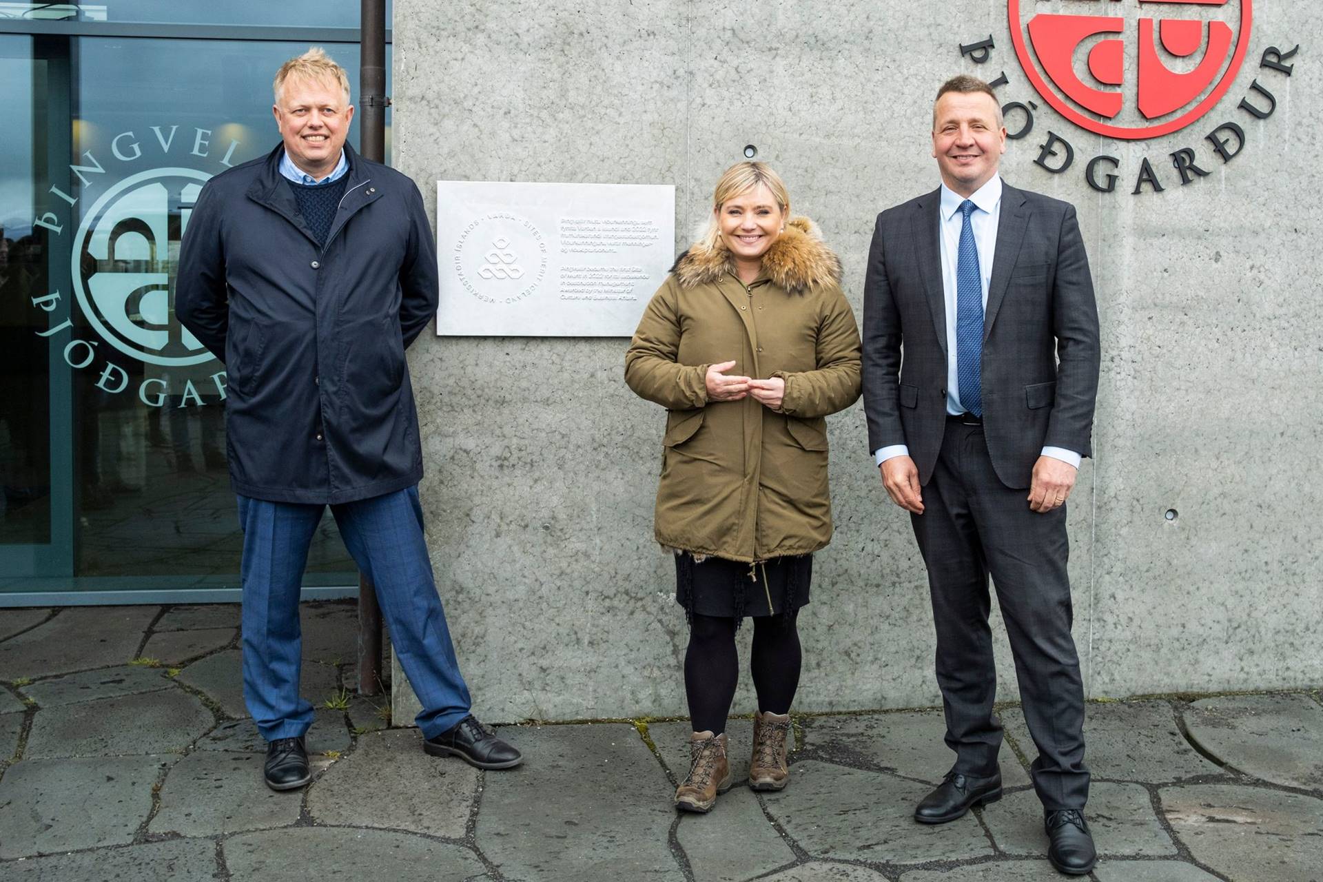 Lilja Alfreðsdóttir, ráðherra ferðamála, Guðlaugur Þór Þórðarson, umhverfisráðherra og Einar Á. E. Sæmundssen, þjóðgarðsvörður á Þingvöllum afhjúpa fyrstu vörðuna. - mynd