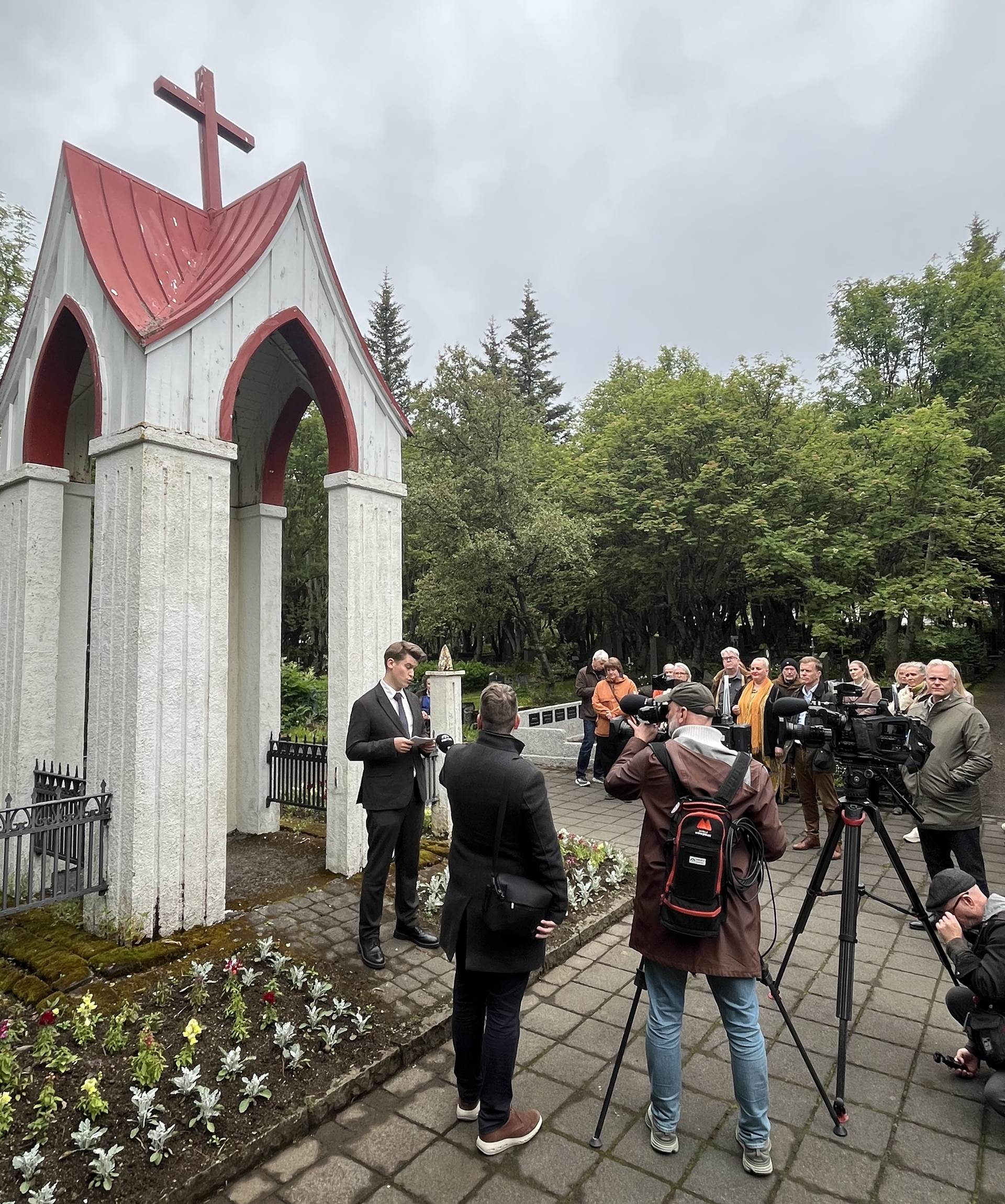 Jóhann Páll Jóhannsson, umhverfis-, orku- og loftslagsráðherra, staðfestir friðlýsingu vegna Hólavallagarðs við Suðurgötu. - mynd