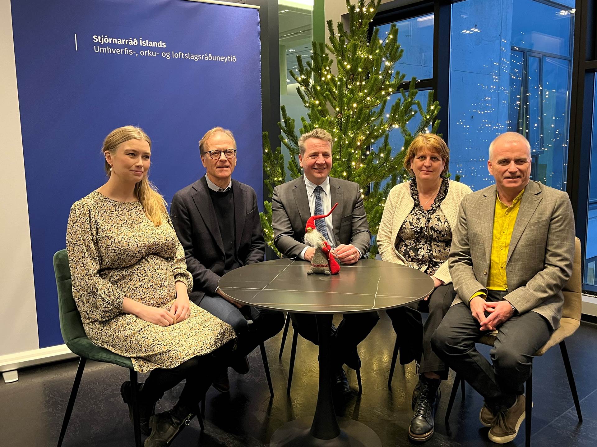 Frá vinstri: Dóra Björk Þrándardóttir nýsköpunarstjóri hjá Landsvirkjun, Bjarni Guðmundsson, framkvæmdastjóri SASS, Guðlaugur Þór Þórðarson, umhverfis-, orku- og loftslagsráðherra, Ragnheiður I. Þórarinsdóttir, rektor Landbúnaðarháskóla Íslands og Sveinn Aðalsteinsson, framkvæmdastjóri Orkídeu. - mynd