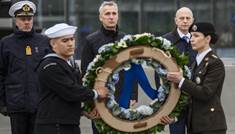 Rob Bauer aðmíráll, formaður hermálanefndar NATO, Jens Stoltenberg, framkvæmdastjóri NATO, og Mircea Geoană, varaframkvæmdastjóri NATO, við minninarathöfn við höfuðstöðvar Atlantshafsbandalagsins í morgun. - mynd