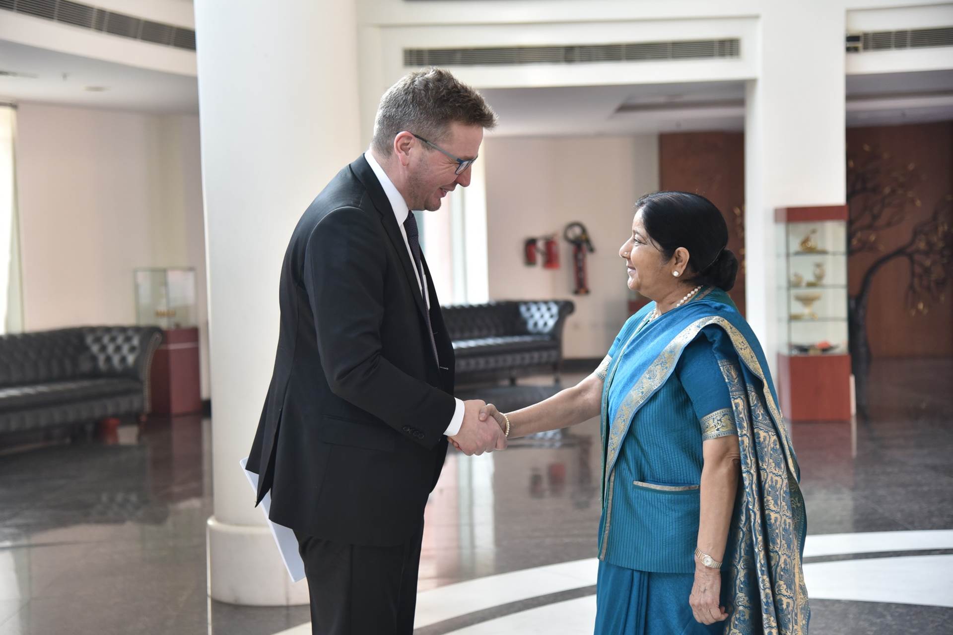 Sushma Swarai, utanríkisráðherra Indlands,tók vel á móti Guðlaugi Þór Þórðarsyni utanríkisráðherra.  - mynd