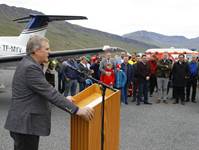 Samgöngu- og sveitarstjórnarráðherra flutti ávarp á Norðfjarðarflugvelli. - mynd