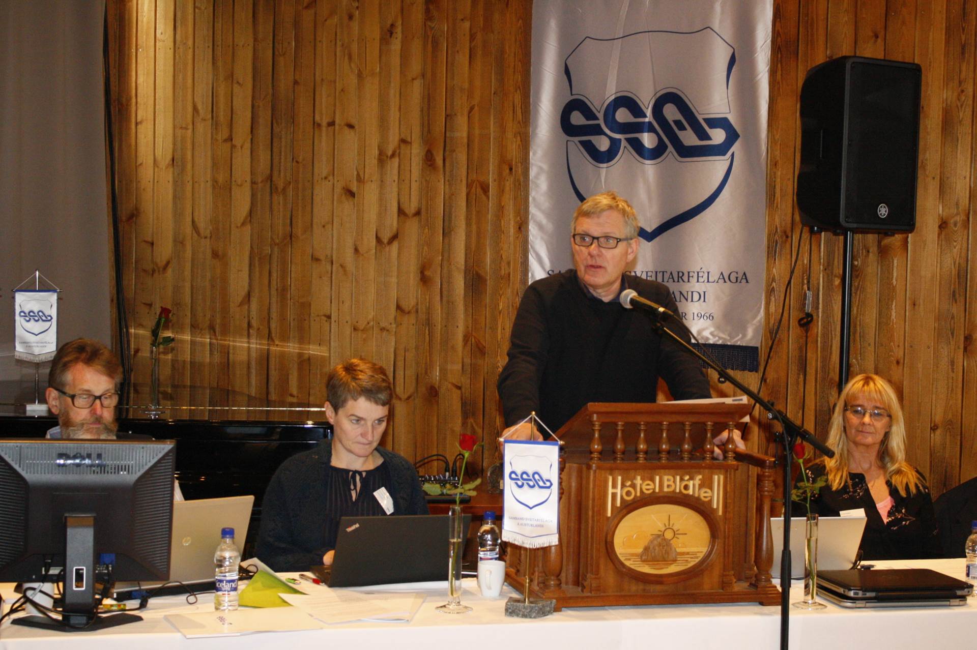 Jón Giunnarsson flytur ávarp á aðalfundi SSA á Breiðdalsvík. - mynd