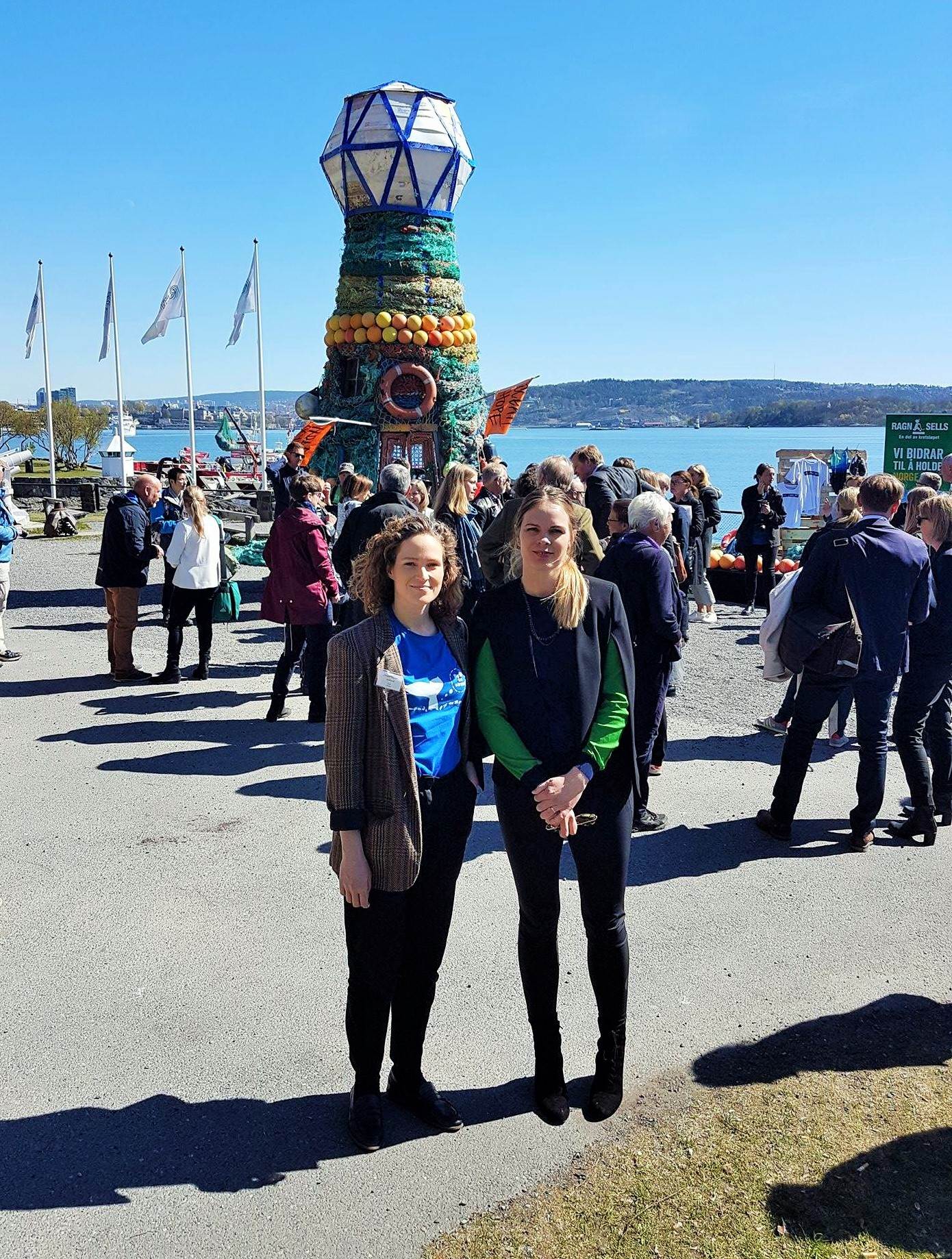 Björt Ólafsdóttir, umhverfis- og auðlindaráðherra ásamt Margréti Hugadóttur, verkefnisstjóra hjá Landvernd sem stýrir íslensku plasthreinsunarátaki sem hófst á dögunum. Í bakgrunni má sjá vita sem búinn var til ur plastúrgangi ur sjónum vid Noregsstrendur í tilefni af #CleanSeas àtakinu. - mynd