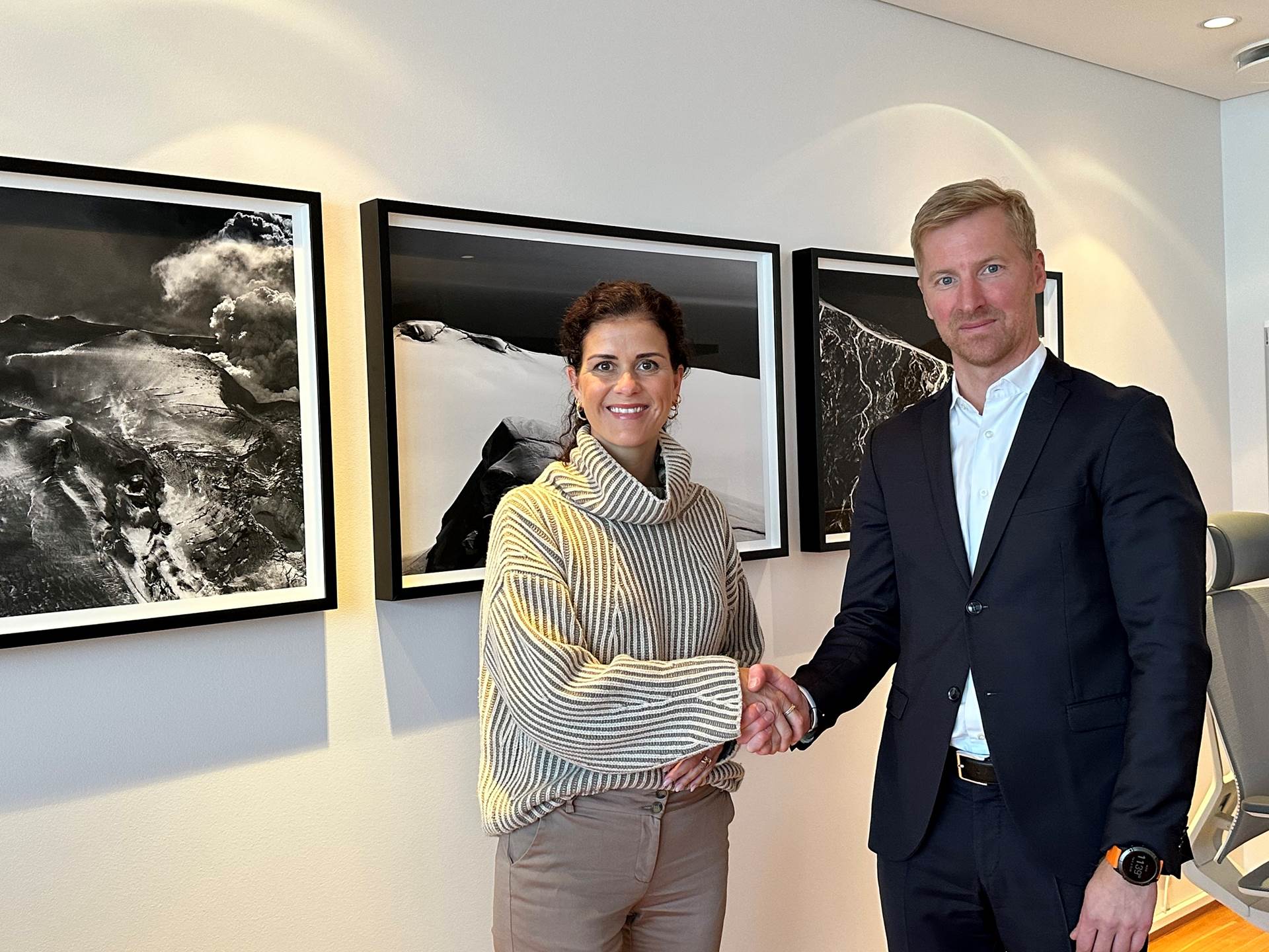 Þórdís Kolbrún Reykfjörð Gylfadóttir utanríkisráðherra og Sveinn Sölvason forstjóri Össurar handsala samninginn. - mynd